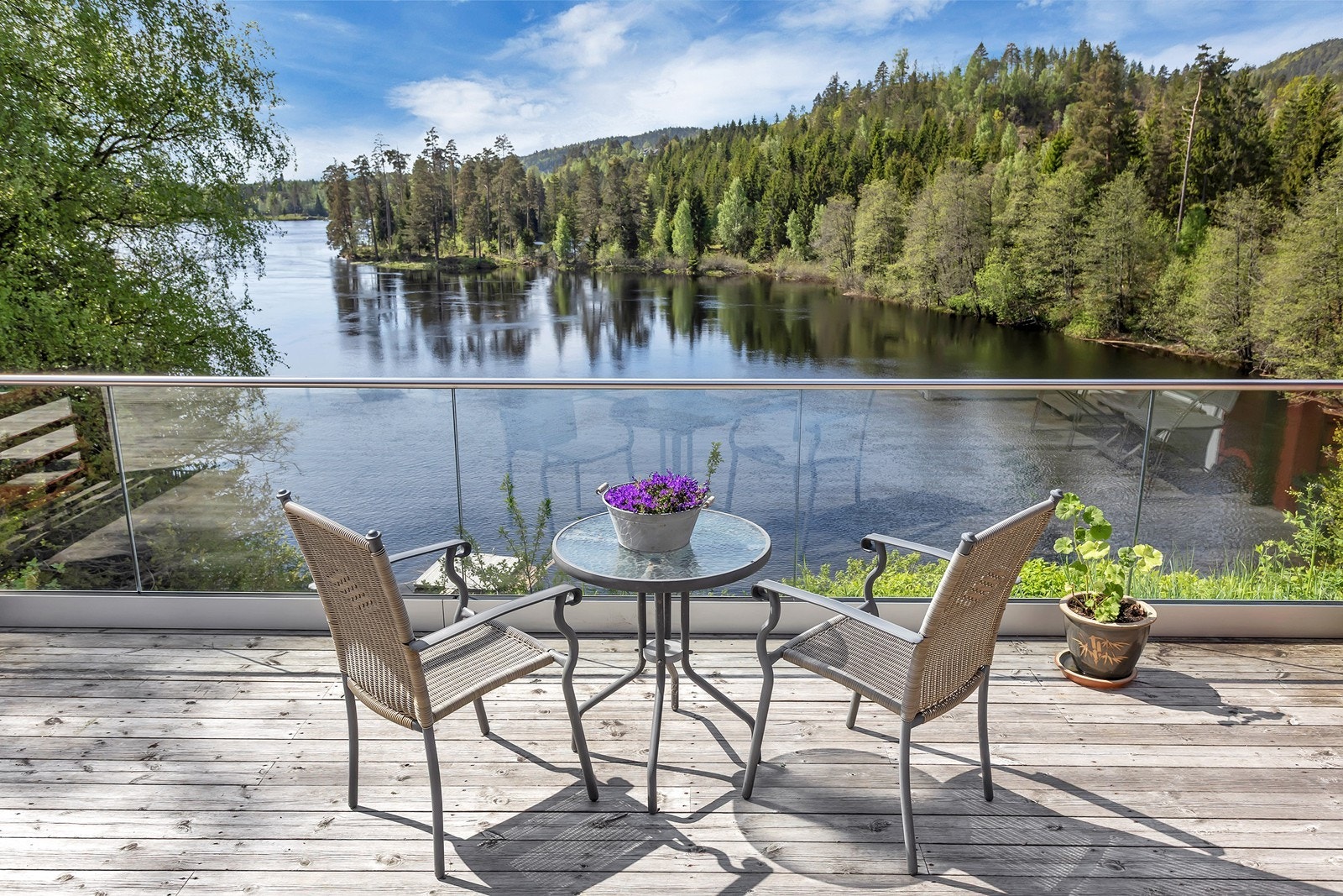 Her kan sommerdagene nytes i rolige og naturskjønne omgivelser - med sol, utsikt og kort vei til badeplassen. Galleribilde