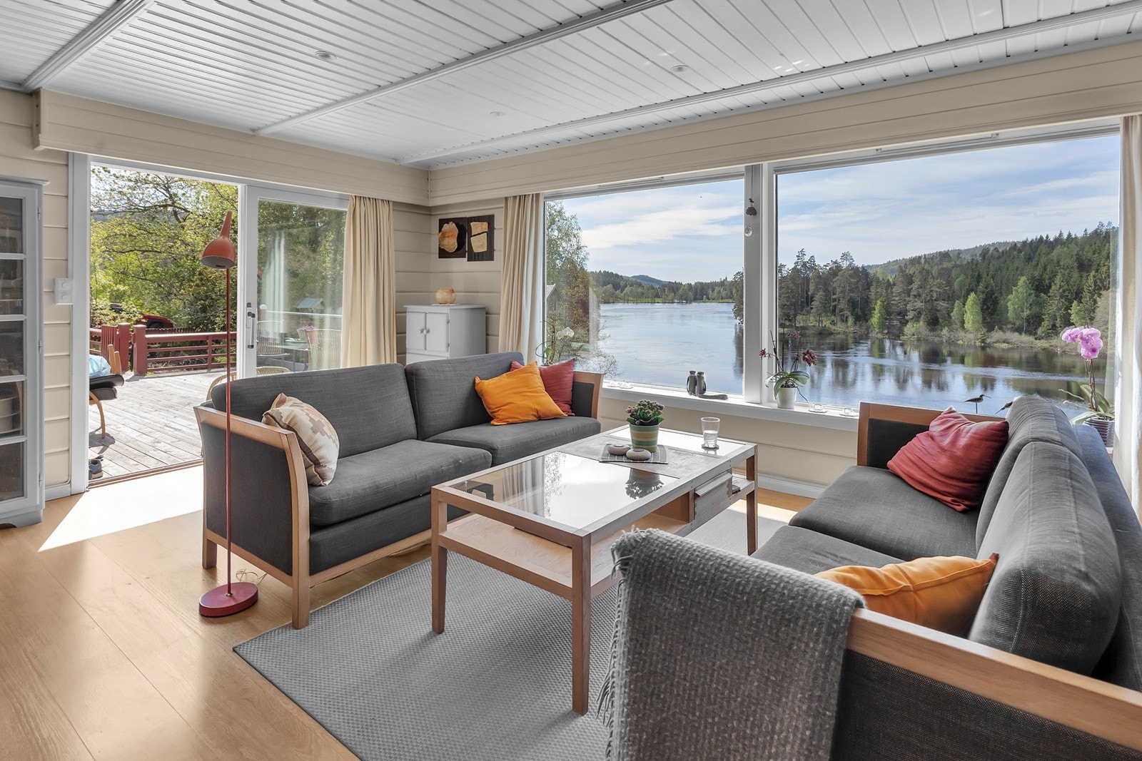 Stuen har en flott kontakt med uteområdene, med direkte utgang til veranda og store vindusflater som rammer inn den vakre utsikten mot Topdalselva. Galleribilde