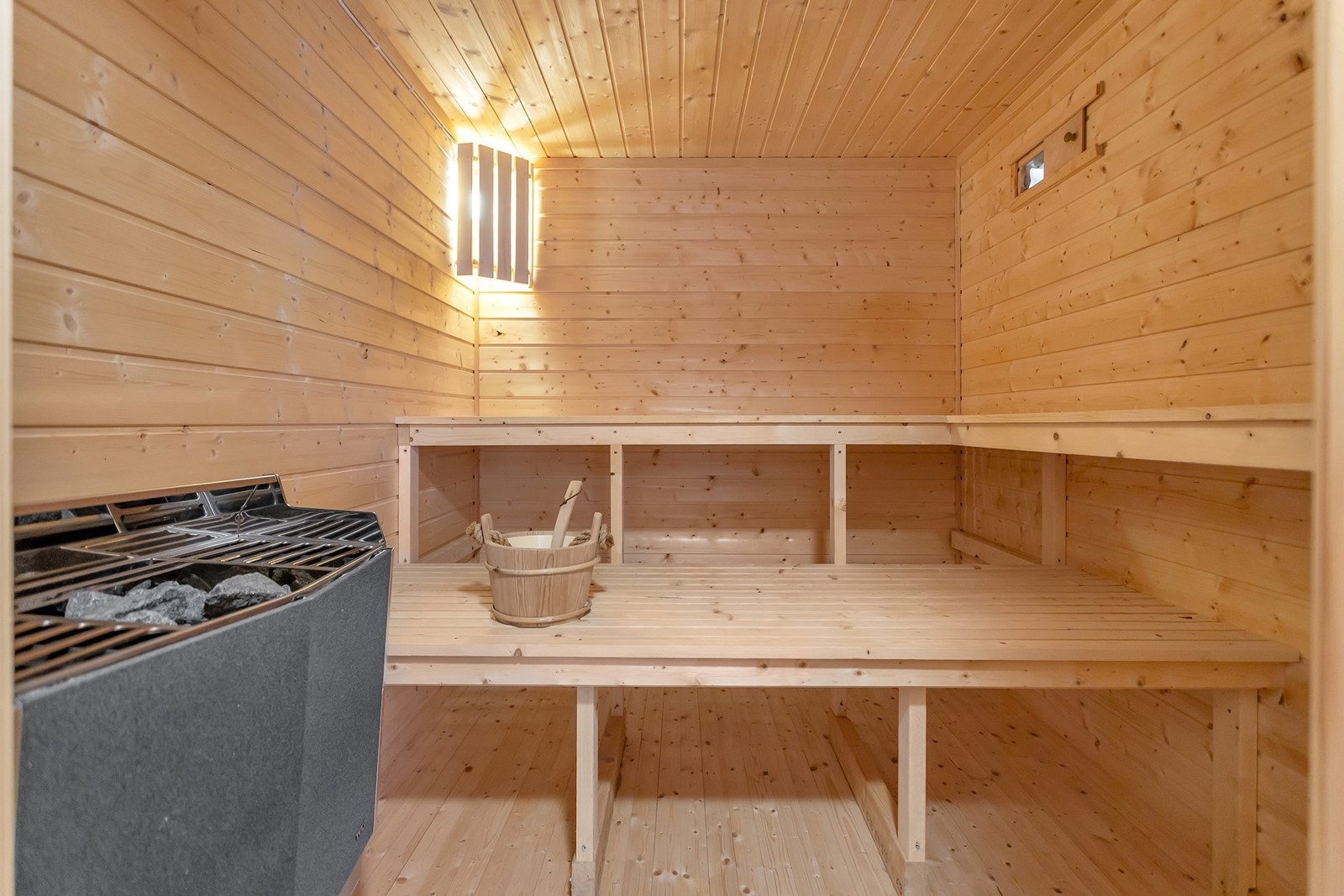 Badstue med praktisk adkomst fra soverommet/uteområdet - perfekt for avslapning etter en tur eller et bad i elva. Galleribilde