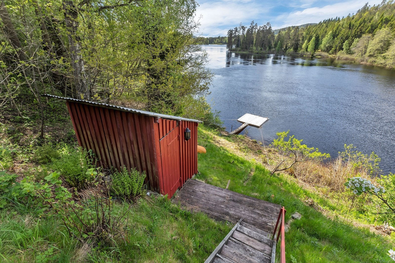 Her ligger alt til rette for fine sommerdager ved vannet, med badebrygge/flytebrygge og gode bademuligheter i direkte nærhet til eiendommen. Galleribilde