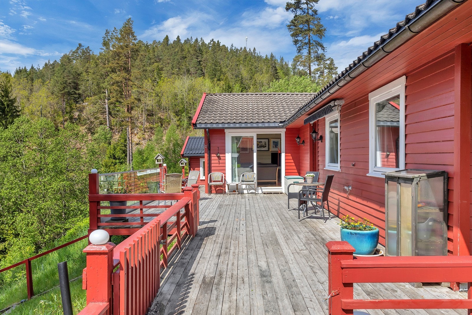 Solrik veranda og hyggelig inngangsparti med god plass til utemøbler og avslapning i naturskjønne omgivelser. Galleribilde