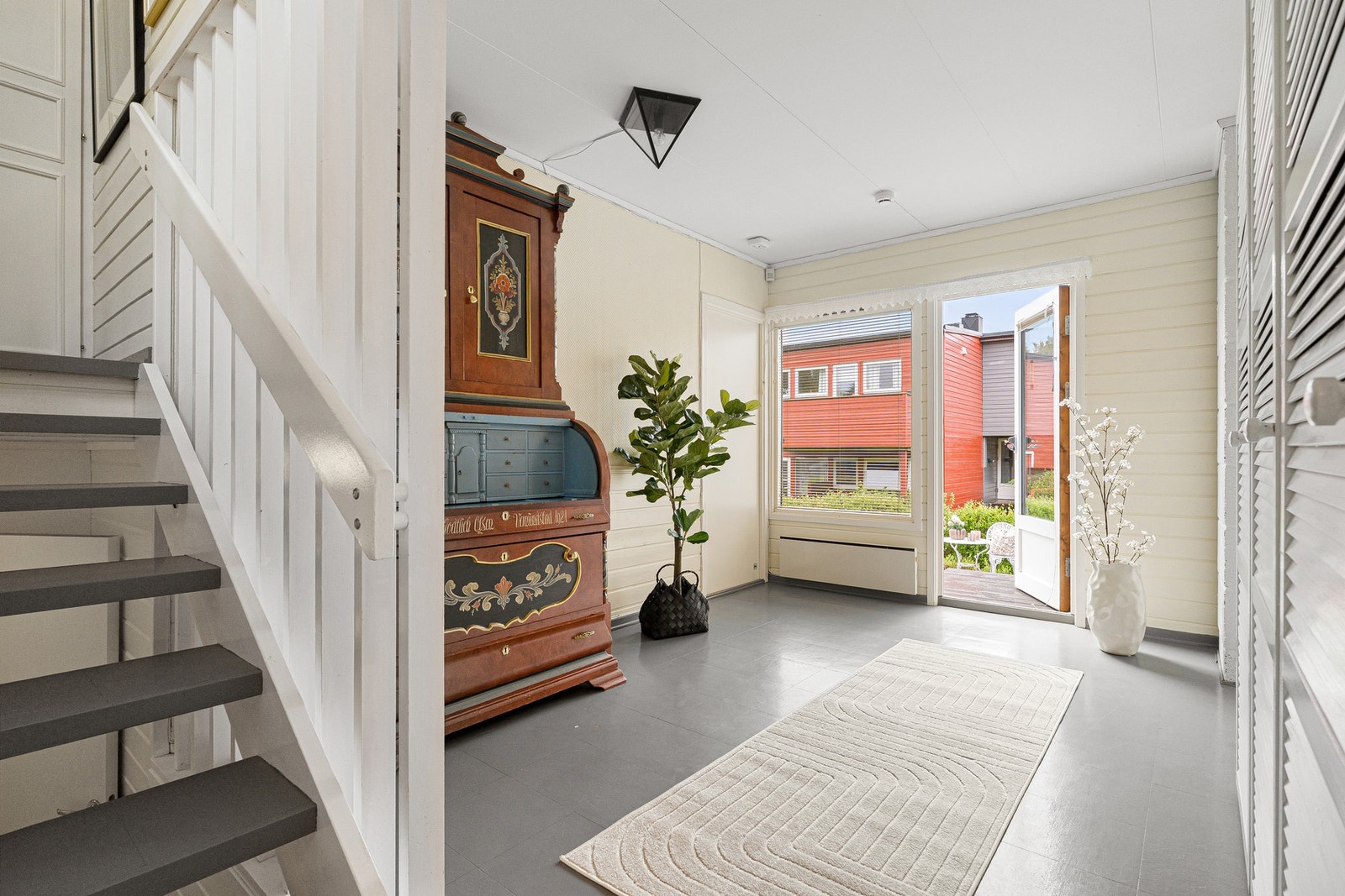 1. etasje består av tre soverom, gang, toalettrom og utgang til markterrasse. Galleribilde