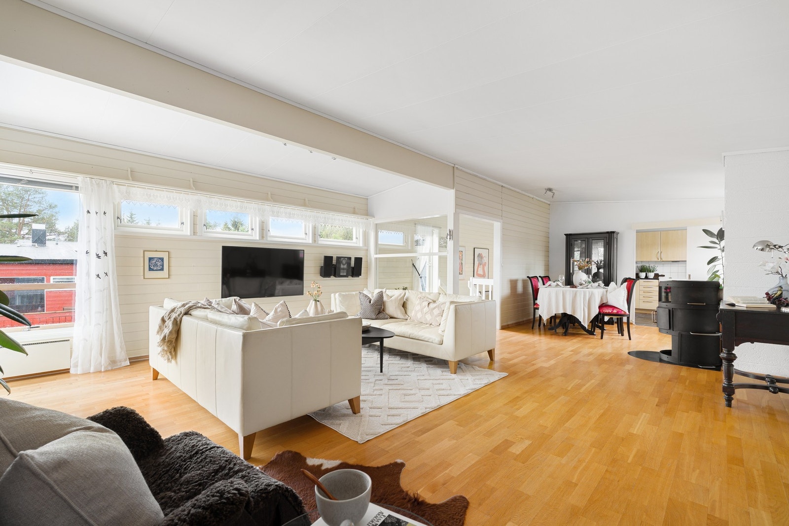 Romslig og lys stue på 41 m², med god plass til både sofagrupper og ekstra sitteplasser. Galleribilde