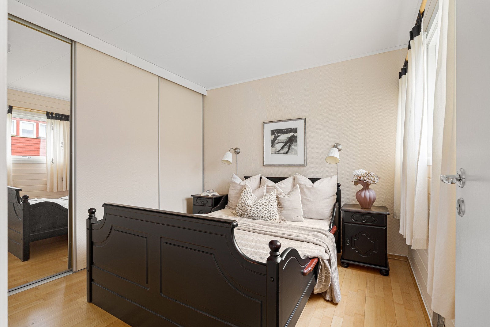 Hovedsoverom på 10,5 m² med plass til seng og skyvedørsgarderobe. Galleribilde
