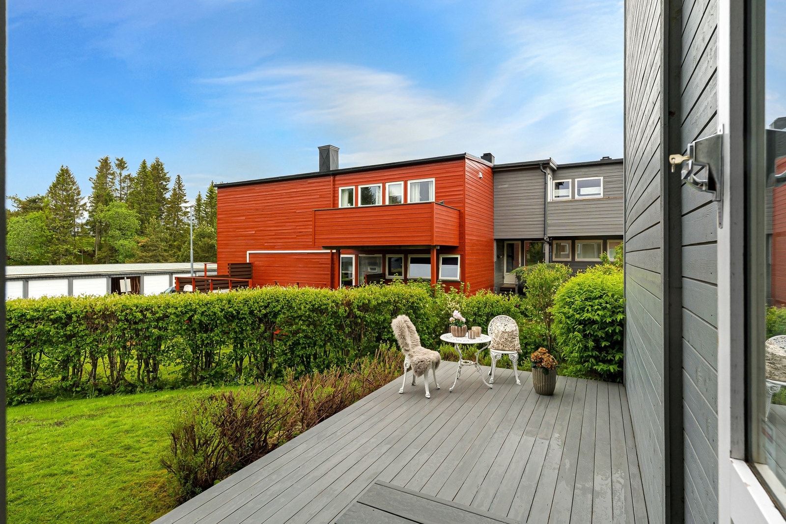 Hyggelig vestvendt markterrasse med kveldssol. Galleribilde