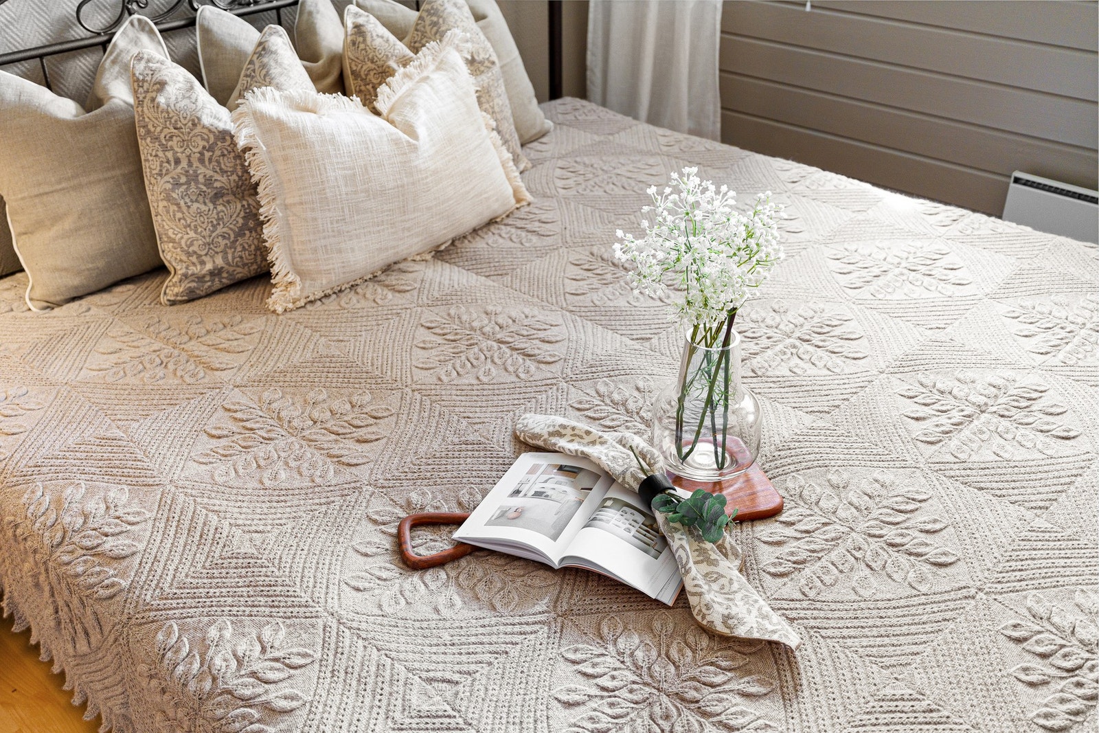 Store vindusflater slipper inn rikelig med naturlig lys. Galleribilde