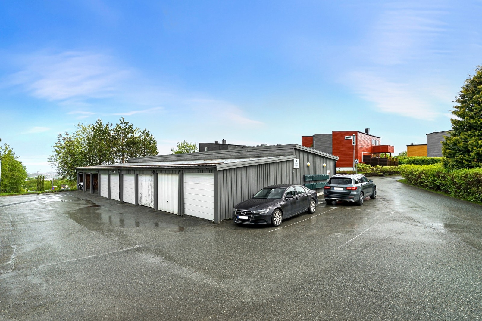 Parkering i egen garasje med elport og elbillader. Galleribilde