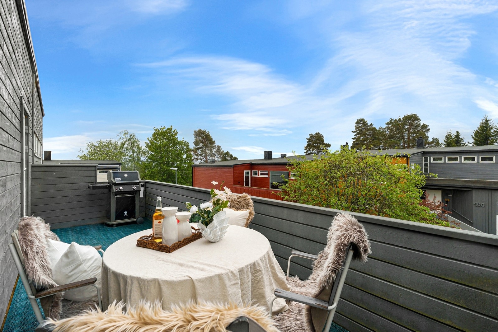 Usjenert balkong med ypperlige solforhold. Galleribilde