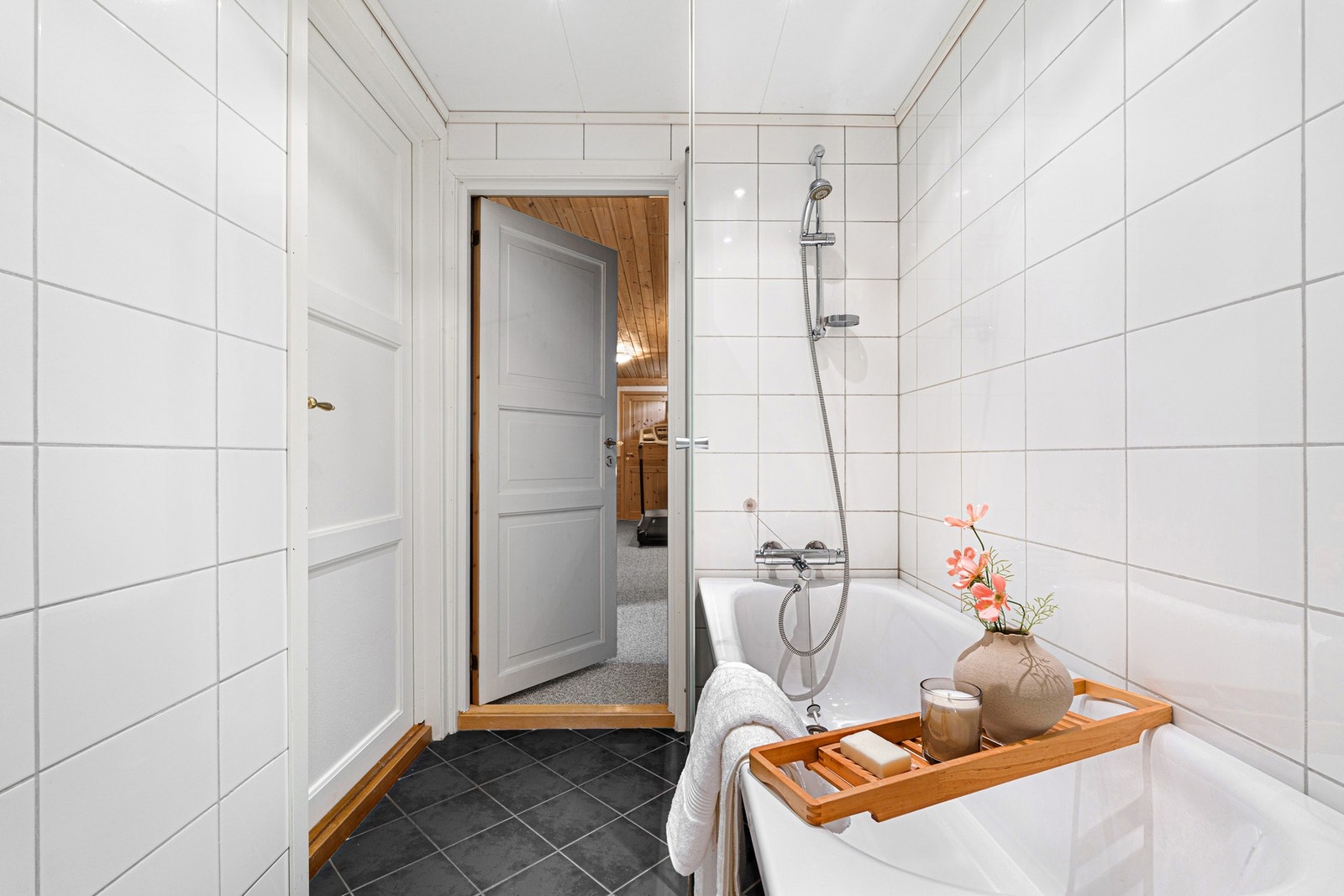 Badet er utstyrt med servant, badekar og bide. Galleribilde