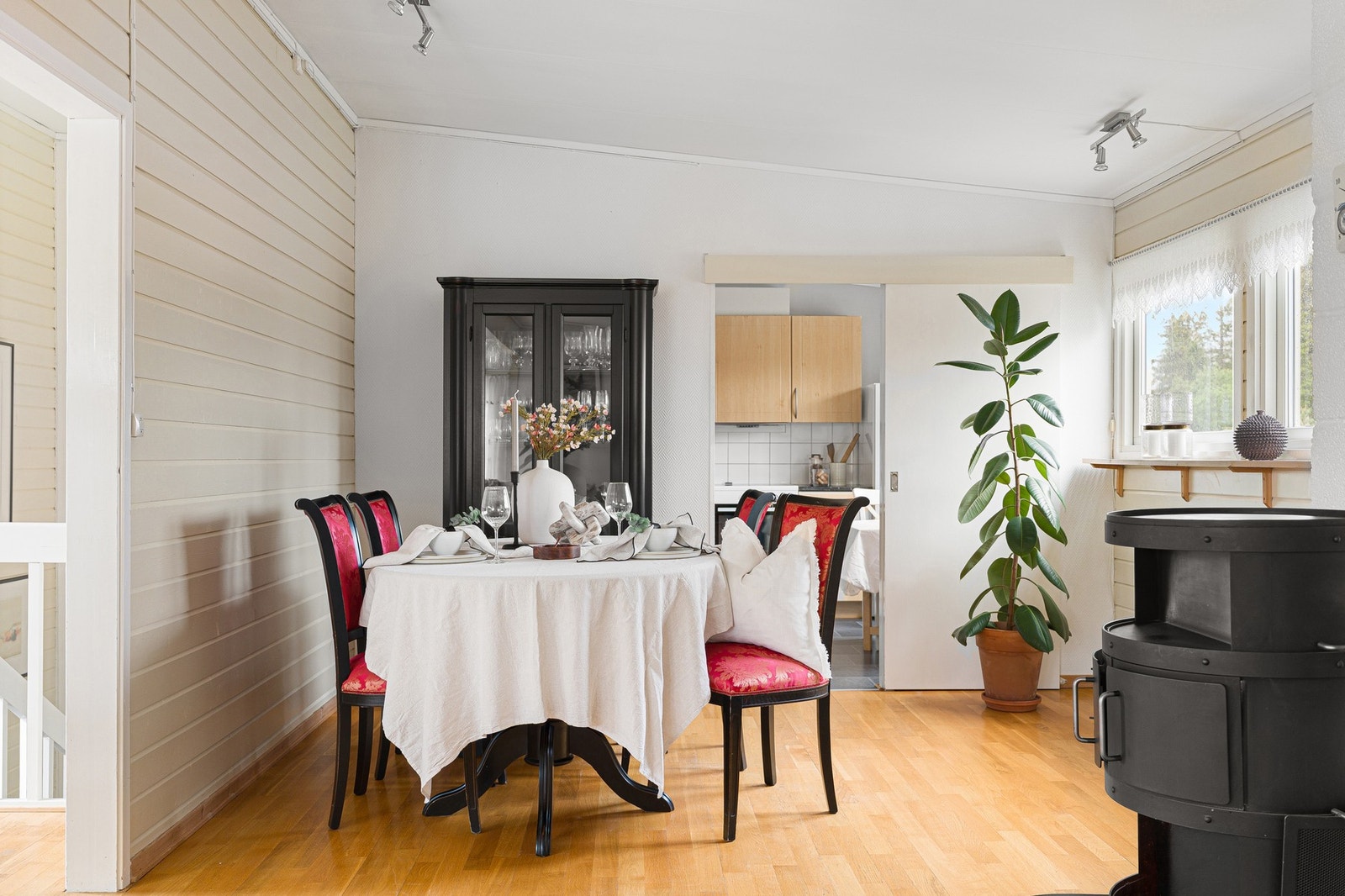 Rikelig med plass til langbord, perfekt for sosiale sammenkomster med venner og familie. Galleribilde