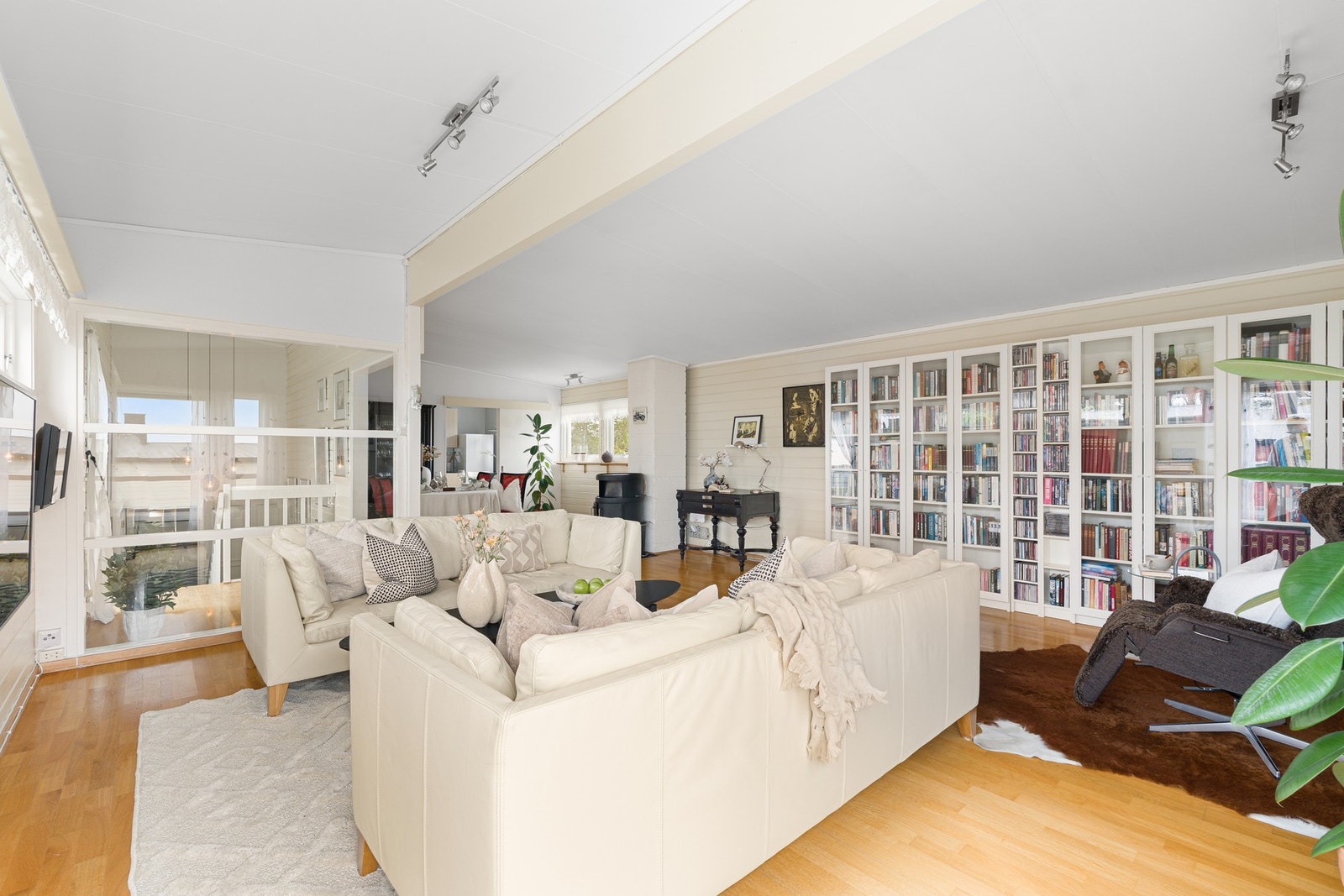 Flott og innholdsrik halvpart over tre plan. Galleribilde