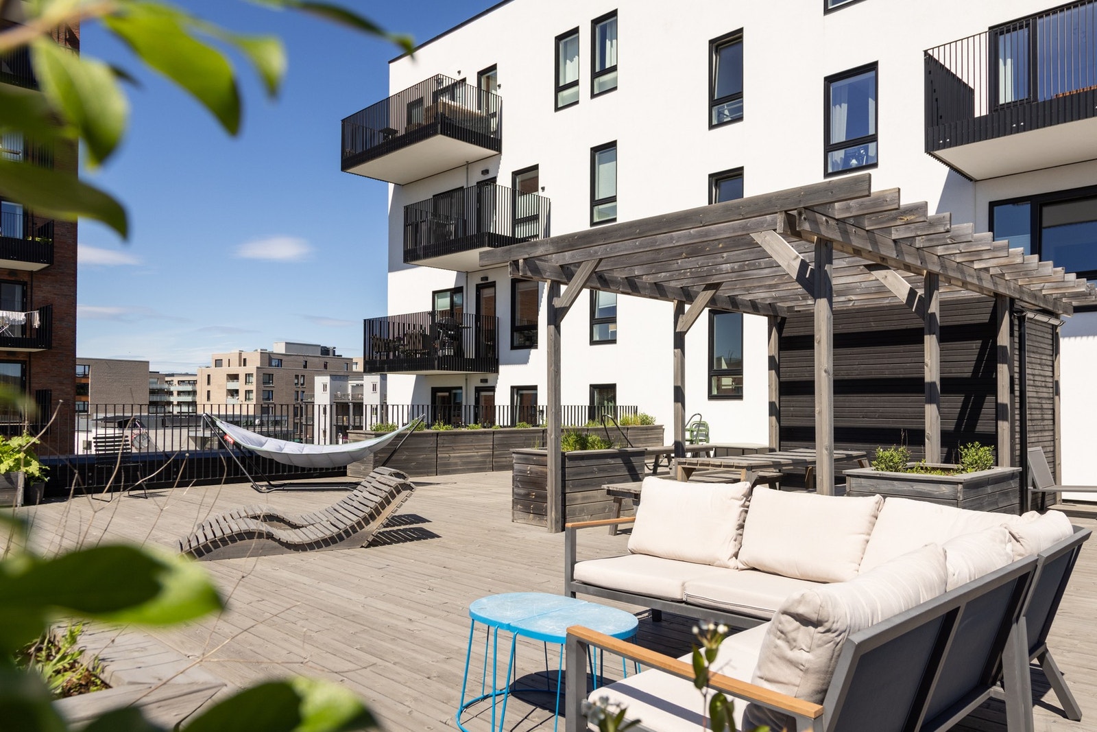 Her får man gleden av en rekke ulike tilbud som felles grill, pizzaovn, kjøleskap, sittegrupper, hengekøyer og plantekasser/parsellhage. Galleribilde