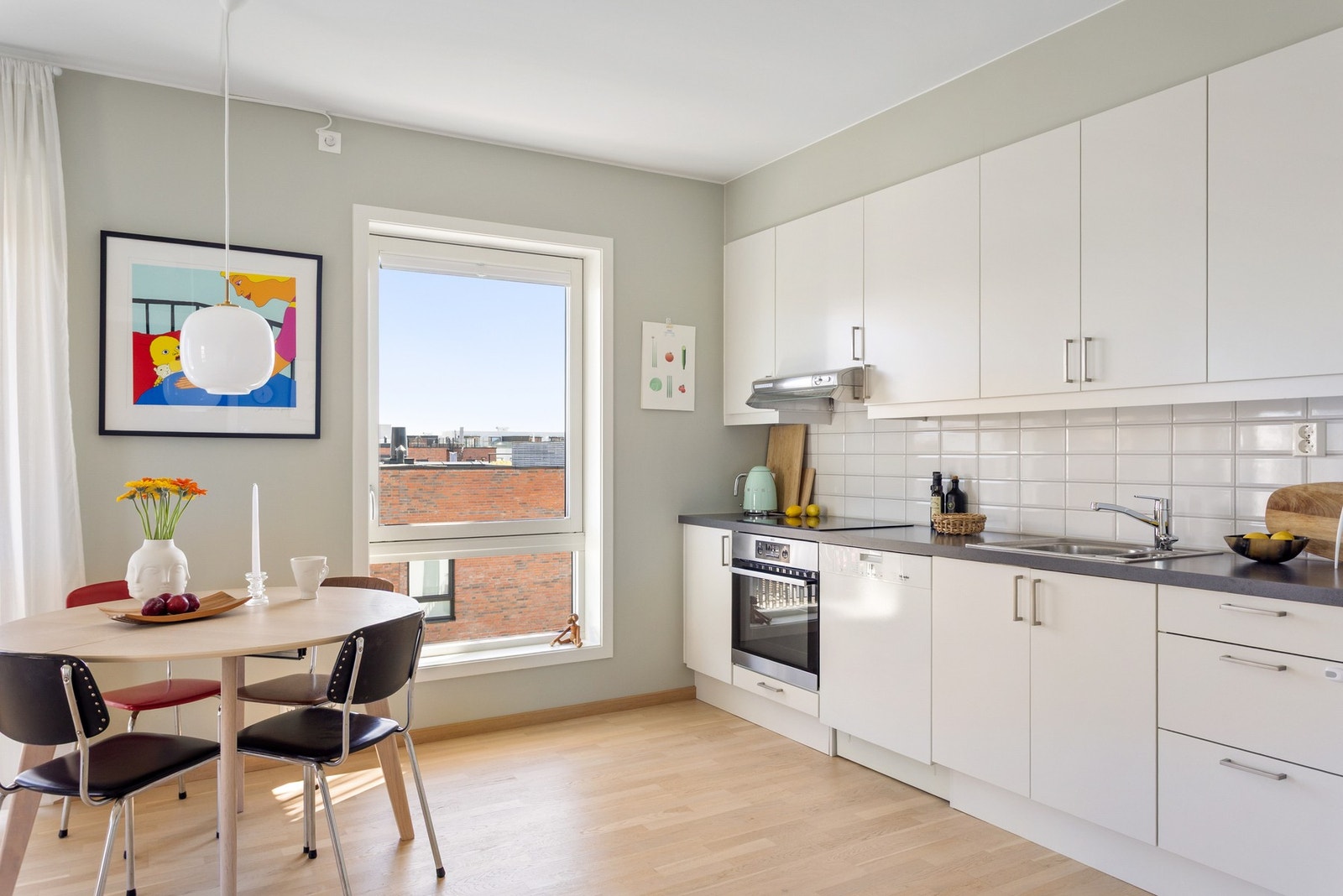 Kjøkkeninnredningen har glatte fronter, samt laminat benkeplate med nedfelt kum i rustfritt stål. Galleribilde