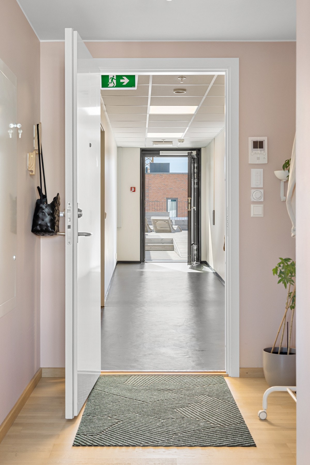 Takterrassen er i samme etasje som leiligheten, noe som bidrar til svært enkel tilgang like over gangen. Galleribilde