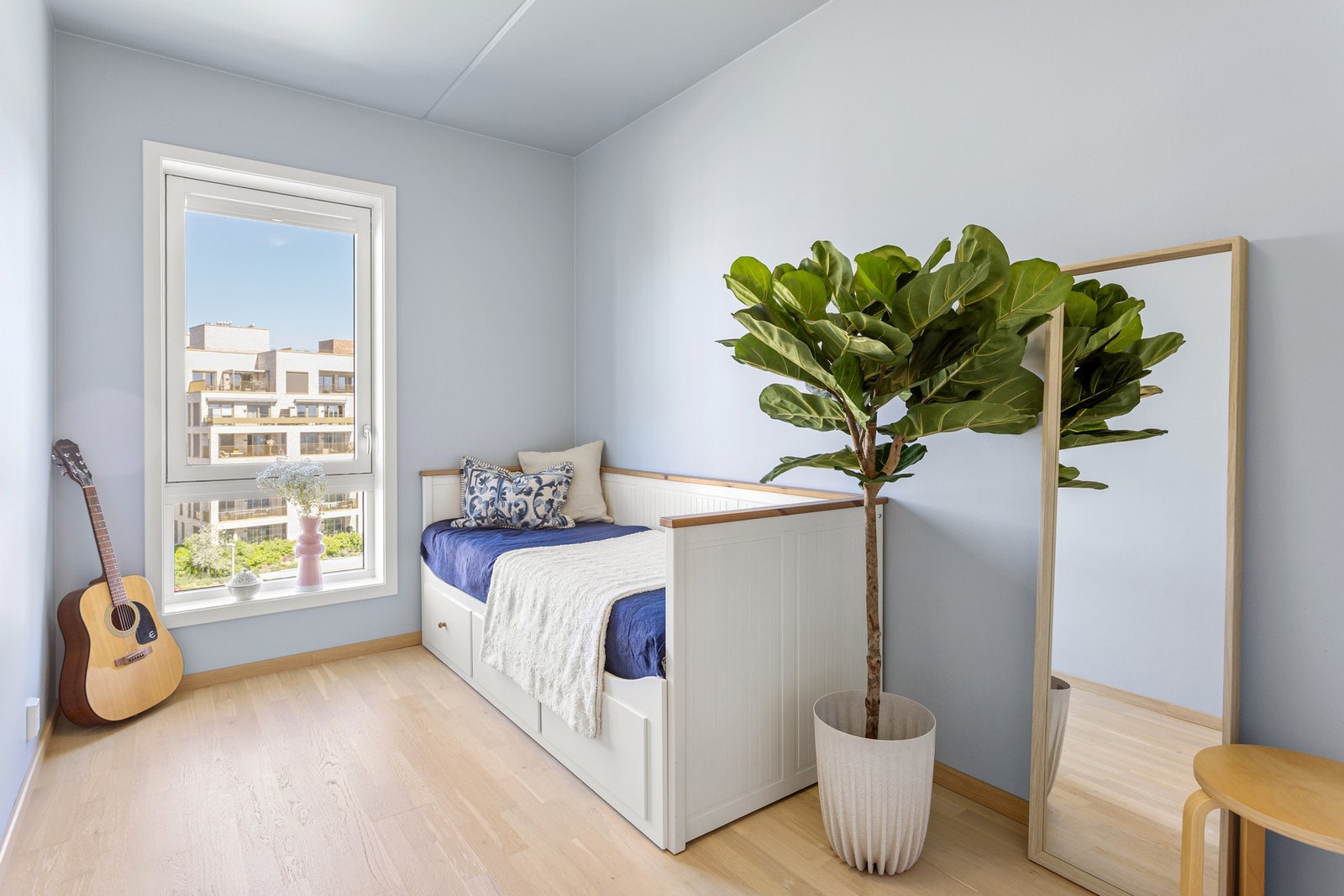 Det andre soverommet er et anvendelig rom og har også god plass til seng, garderobe og skrivebord om ønskelig. Galleribilde