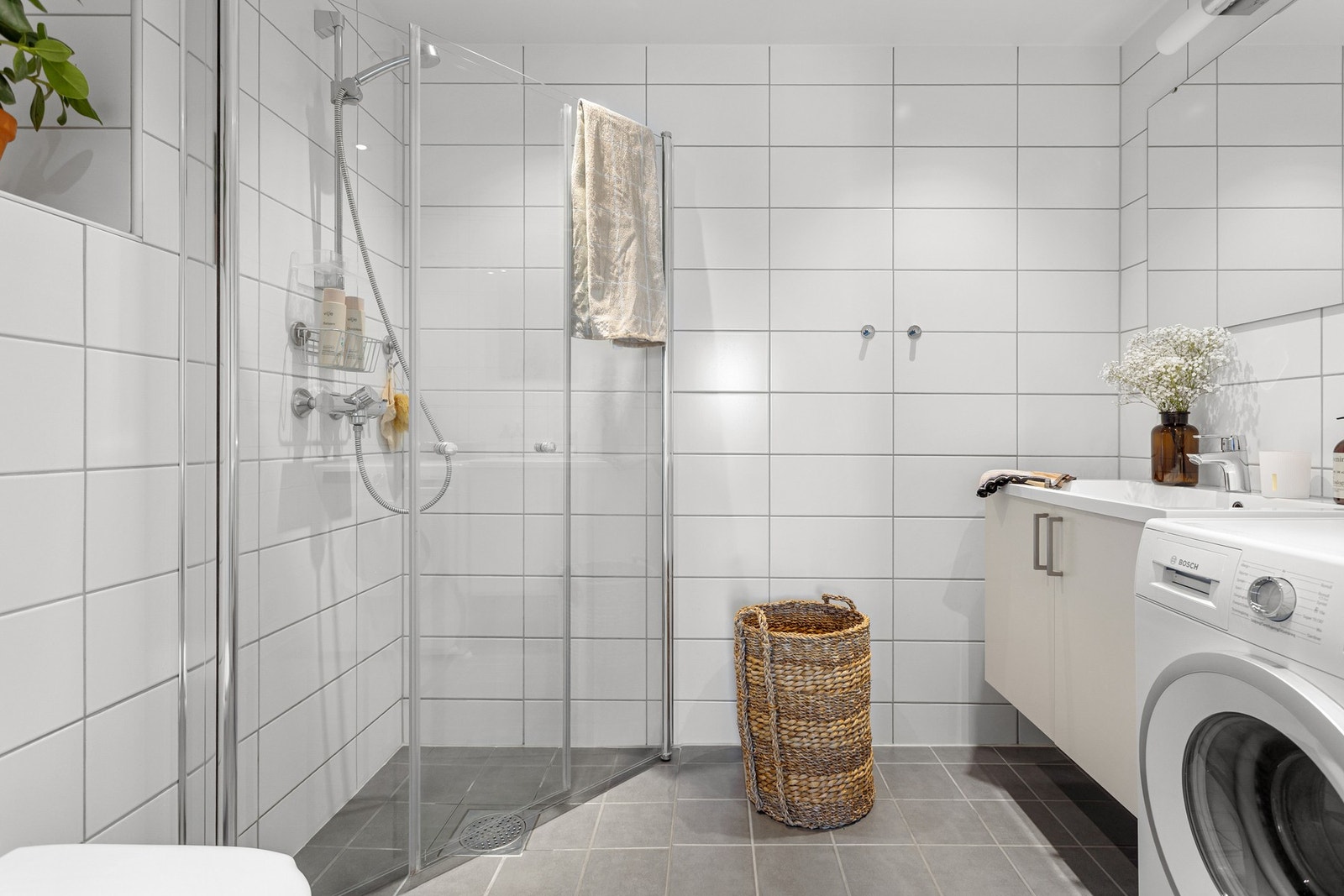 Boligen har et moderne flislagt bad med gulvvarme. Galleribilde