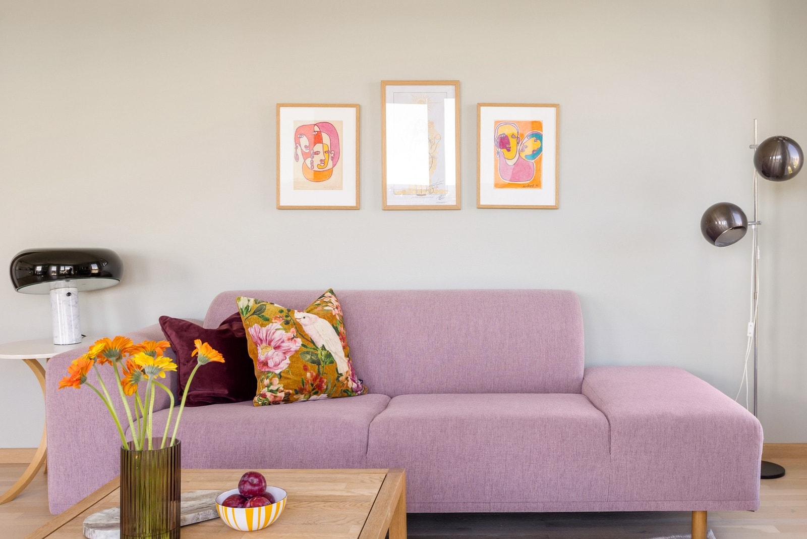 Rommet er praktisk utformet og det er god plass til både en stor sofagruppe og TV-benk. Galleribilde