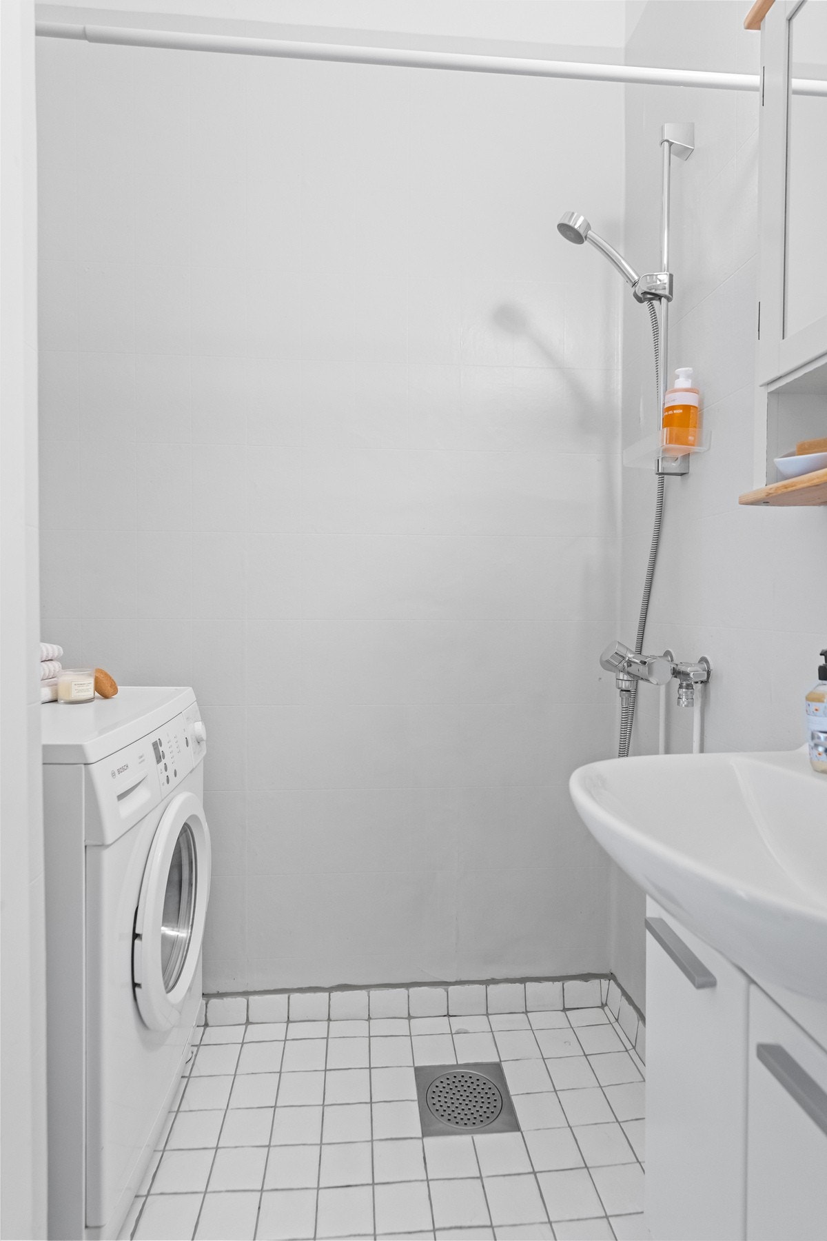 Innredningen består av servant med underskap med glatte fronter, gulvstående toalett, dusjsone og opplegg for vaskemaskin. Rommet har naturlig ventilasjon via oppdriftsventilasjon. Galleribilde