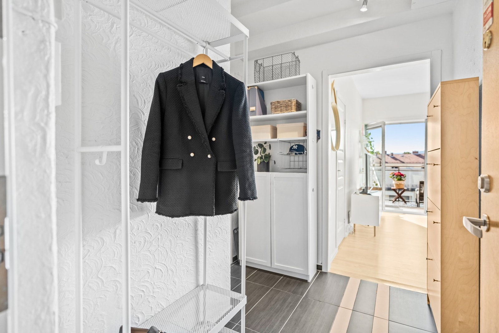 Trivelig entré med plass til yttertøy og sko. Det er flere vegger og flater som passer til kommode og skap i entréen. Galleribilde