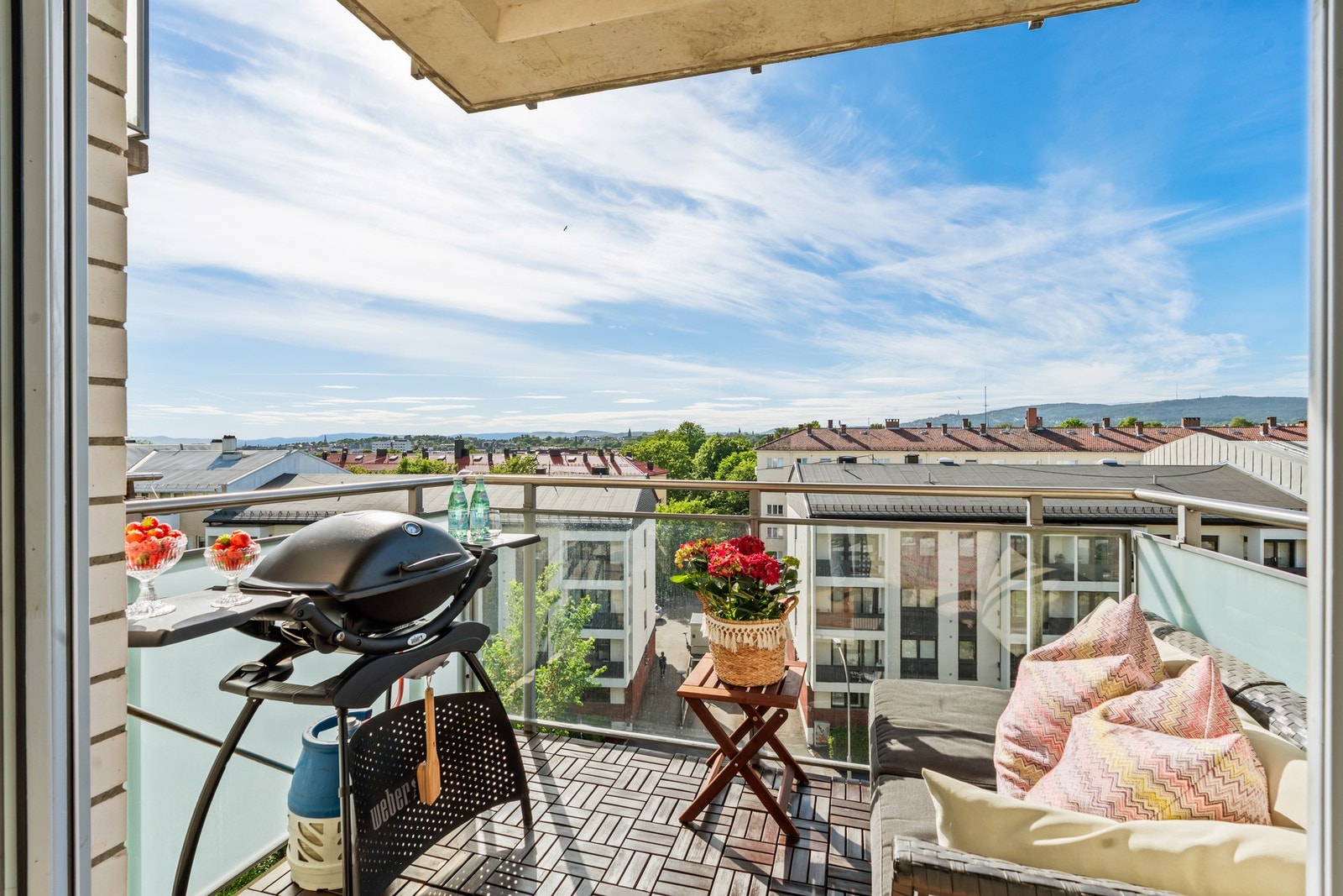 Balkongen har plass til en hyggelig sittegruppe og grill. Galleribilde
