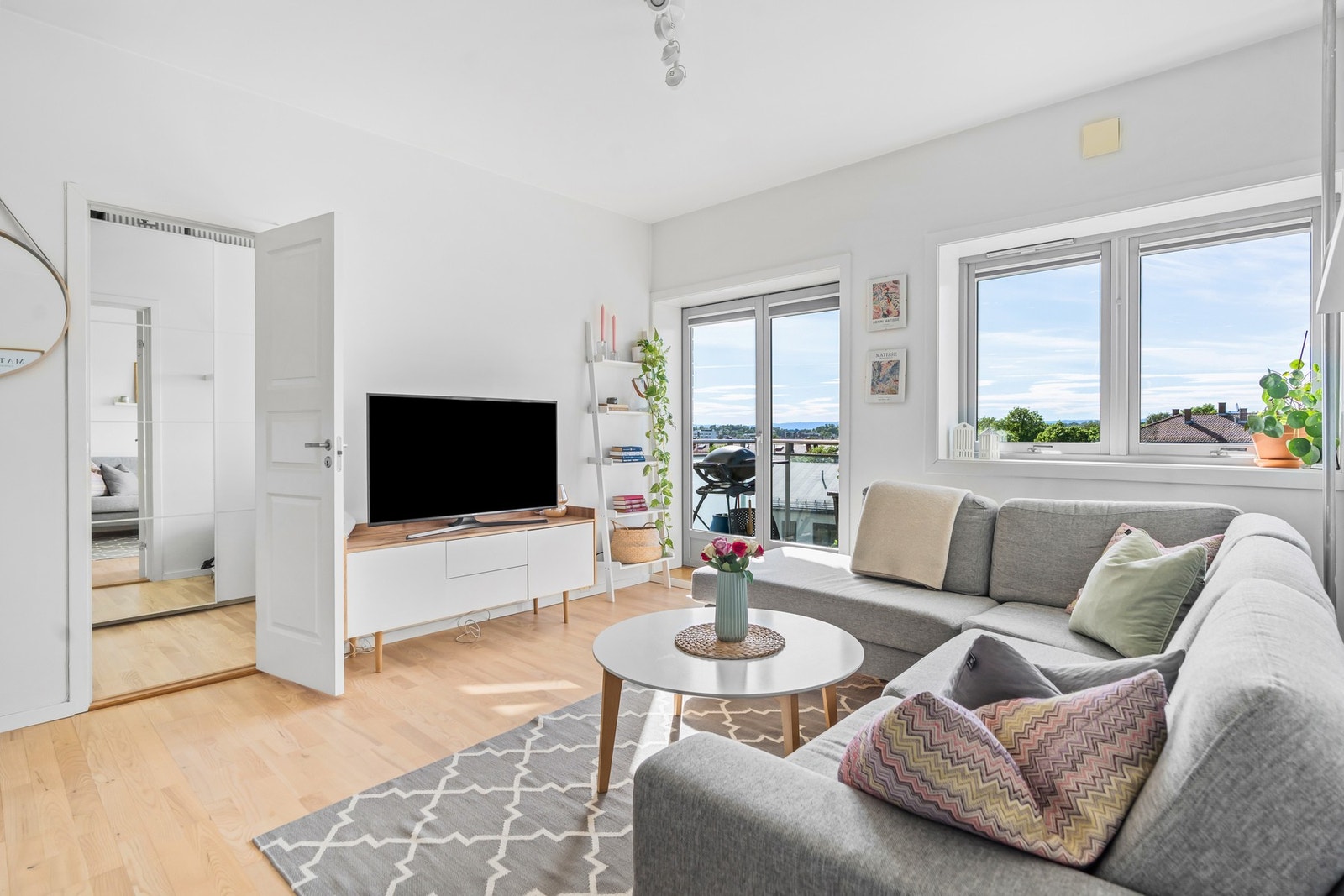 Fra stuen har du utgang til balkongen, som fungerer som en naturlig forlengelse av stuen i sommerhalvåret. Galleribilde