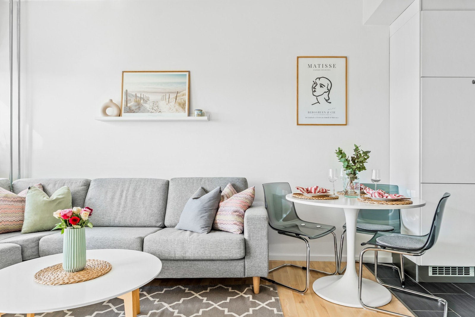 Spiseplass i tilknytning med kjøkken. Galleribilde