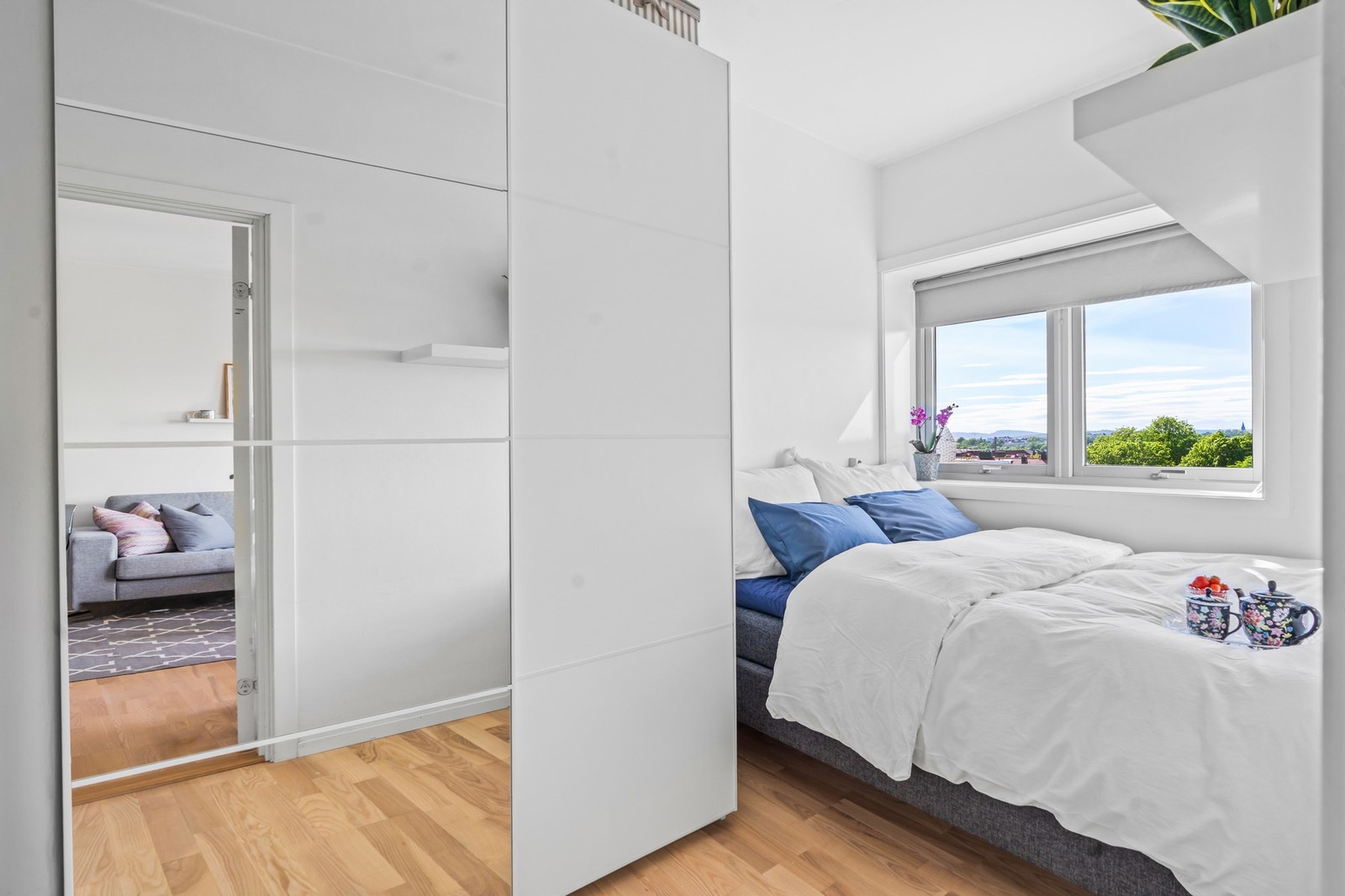 Her har du gode oppbevaringsmuligheter med i stort garderobeskap og kommode. Galleribilde