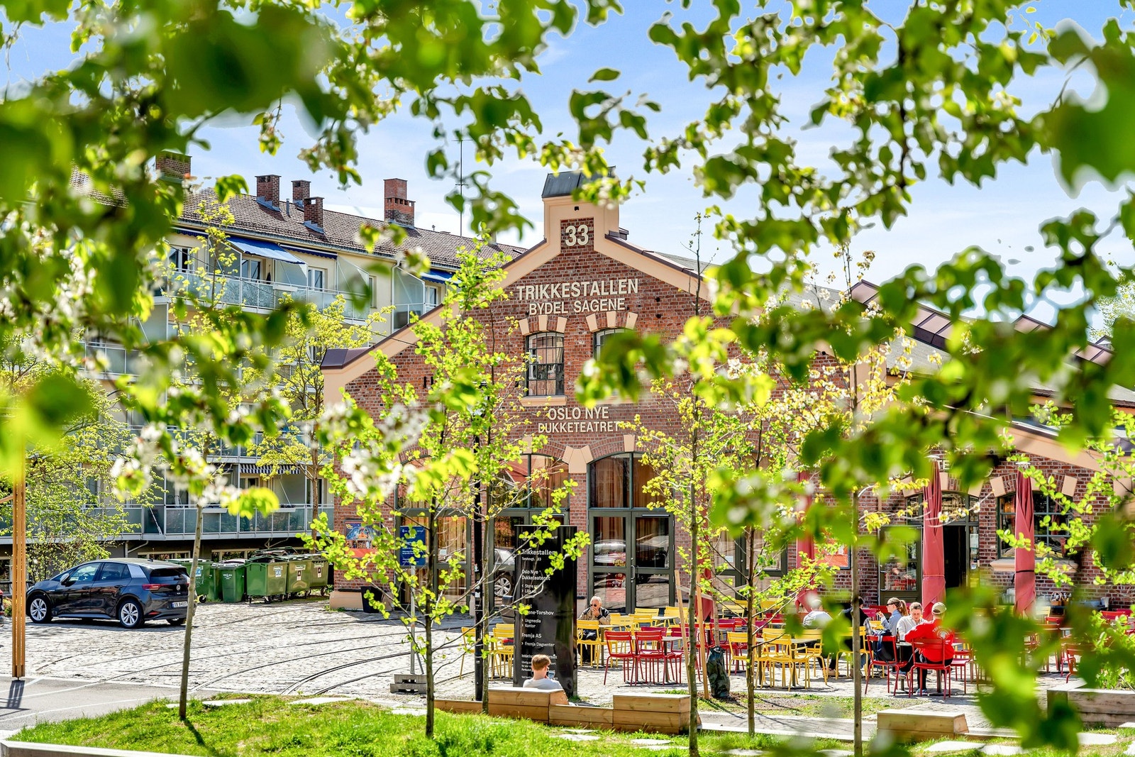 Leiligheten ligger rett ved Trikkestallen med teater, kafé og uteservering. Ved siden av ligger Lilleborg sandvolleyballbaner som er hyppig brukt på sommerhalvåret. Galleribilde