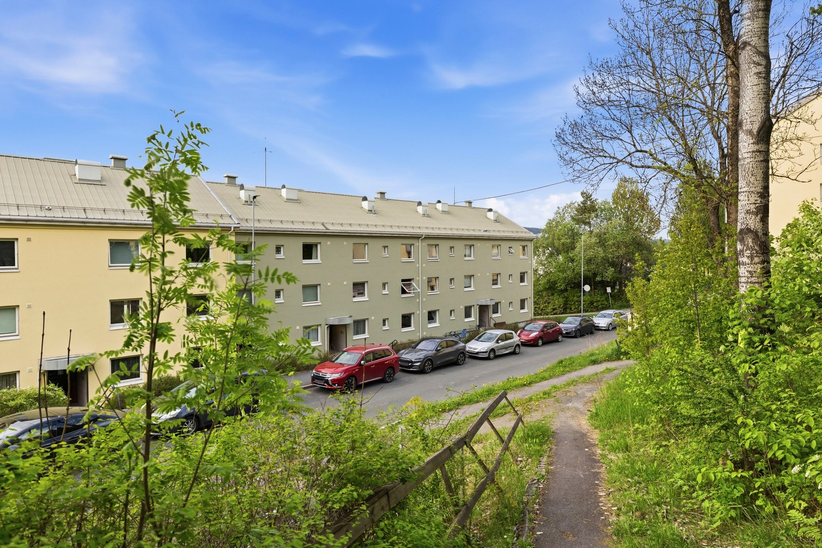 Godt med parkering utenfor og rundt om boligen Galleribilde