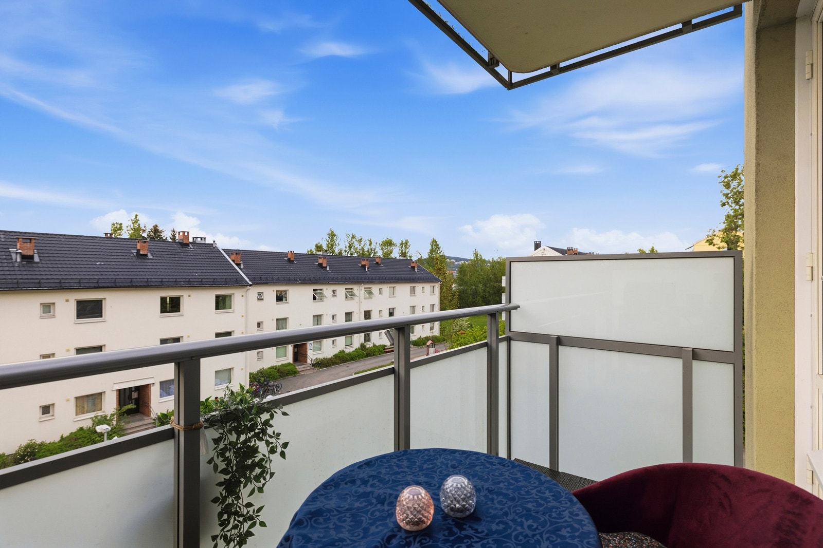 Balkongen er nordvestvendt og byr ettermiddags/kveldssol. Galleribilde