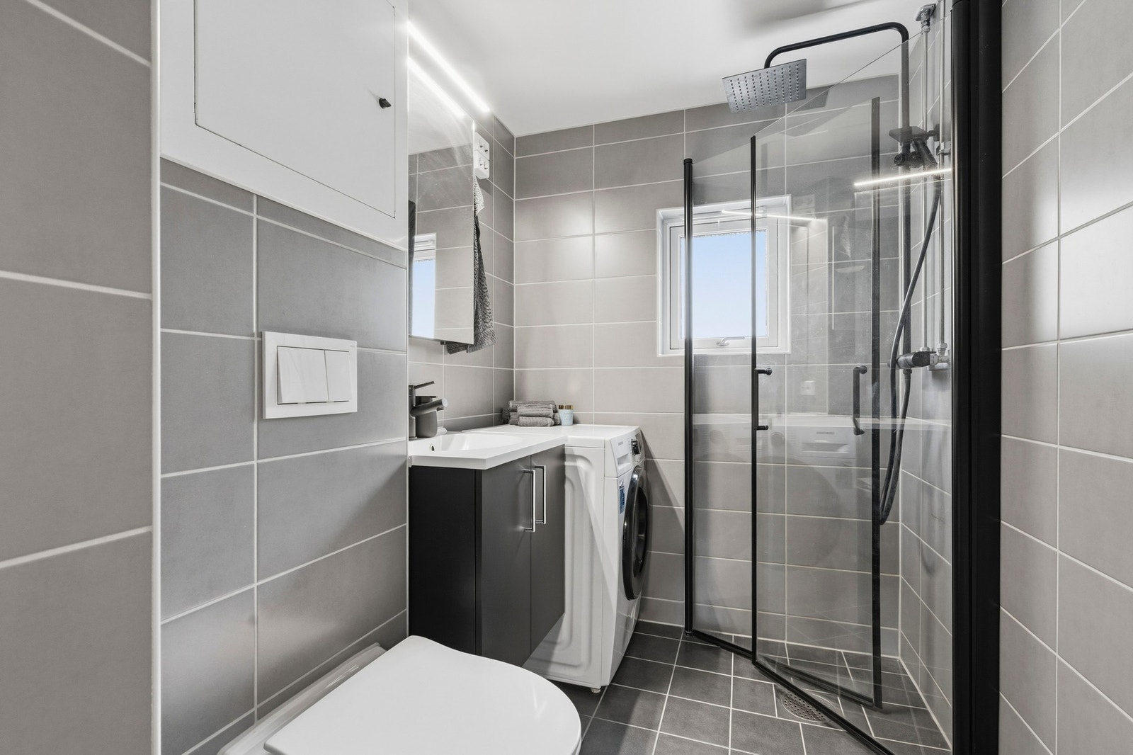Moderne bad totalrenovert i 2023 i regi av sameiet. Badet halv varmekabler, downlight og oppgradert flis og interiørvalg! Galleribilde