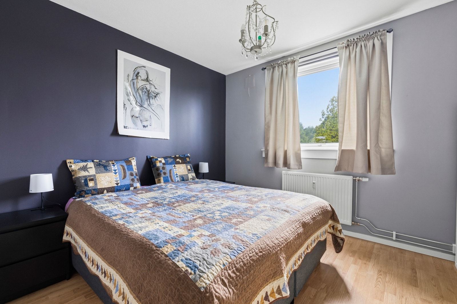 Hovedsoverom har god plass til dobbeltseng med nattbord på hver side og kommoder/skap Galleribilde