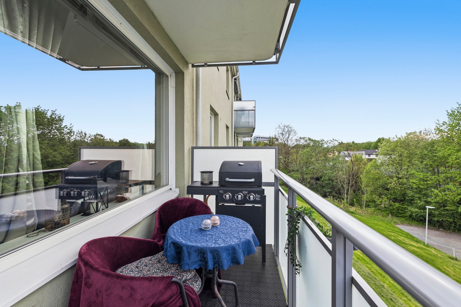 Herlig balkong hvor solnedganger kan nytes! Plass til utemøbler og grill. Balkongen er nordvestvendt og byr ettermiddags/kveldssol. Galleribilde