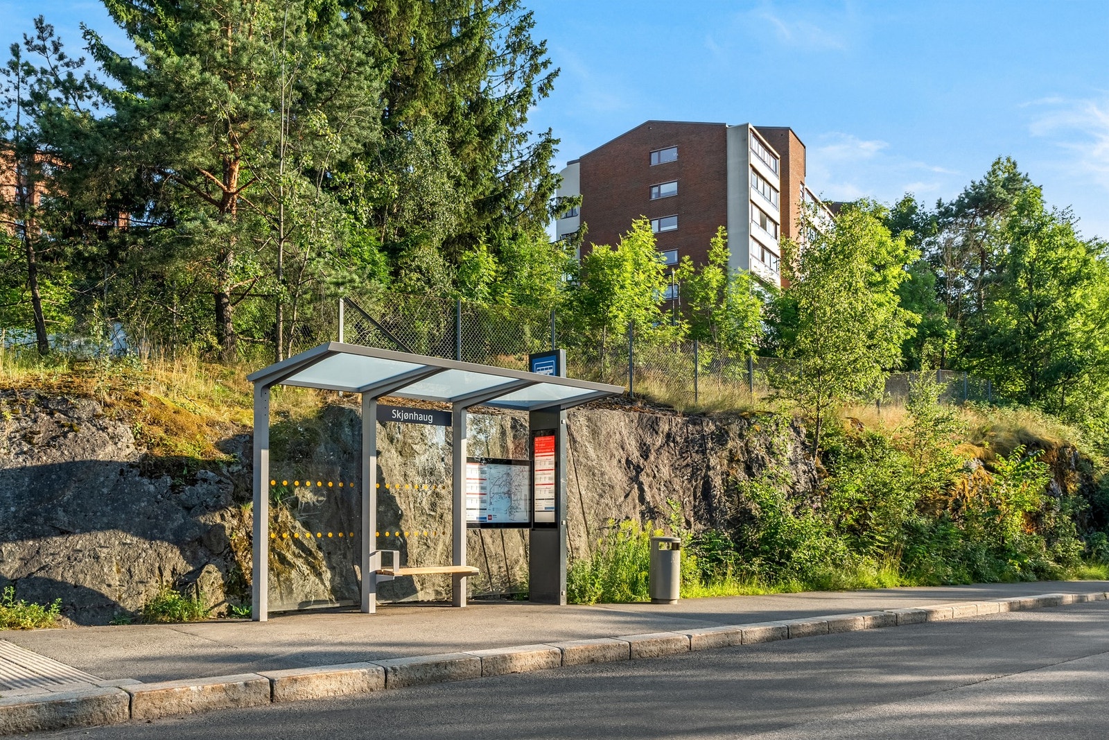 Det er få minutters gange til nærmeste bussholdeplass Galleribilde