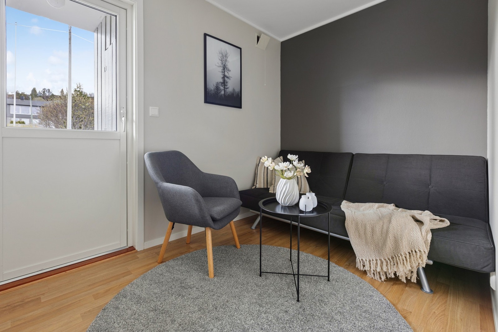 I første etasje finnes en bod brukt som ekstra stue, ideell som TV-stue eller lekerom, gjesterom med utgang til markterrasse( Ikke søkt godkjent for varig opphold) Galleribilde