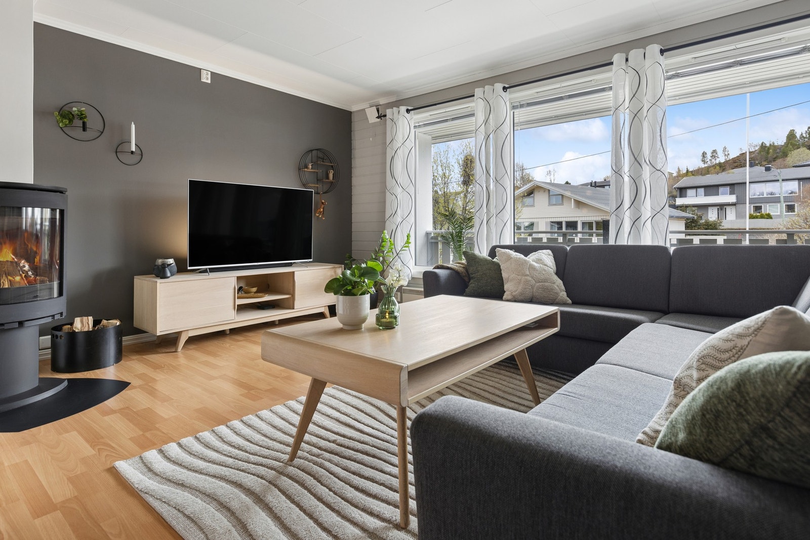 Store vindusflater slipper inn rikelig med dagslys Galleribilde