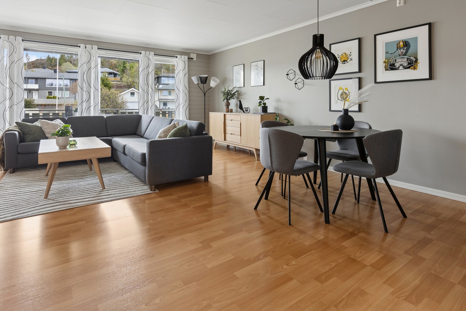 Stuen har en god planløsning med plass til både sofagruppe og spisebord Galleribilde