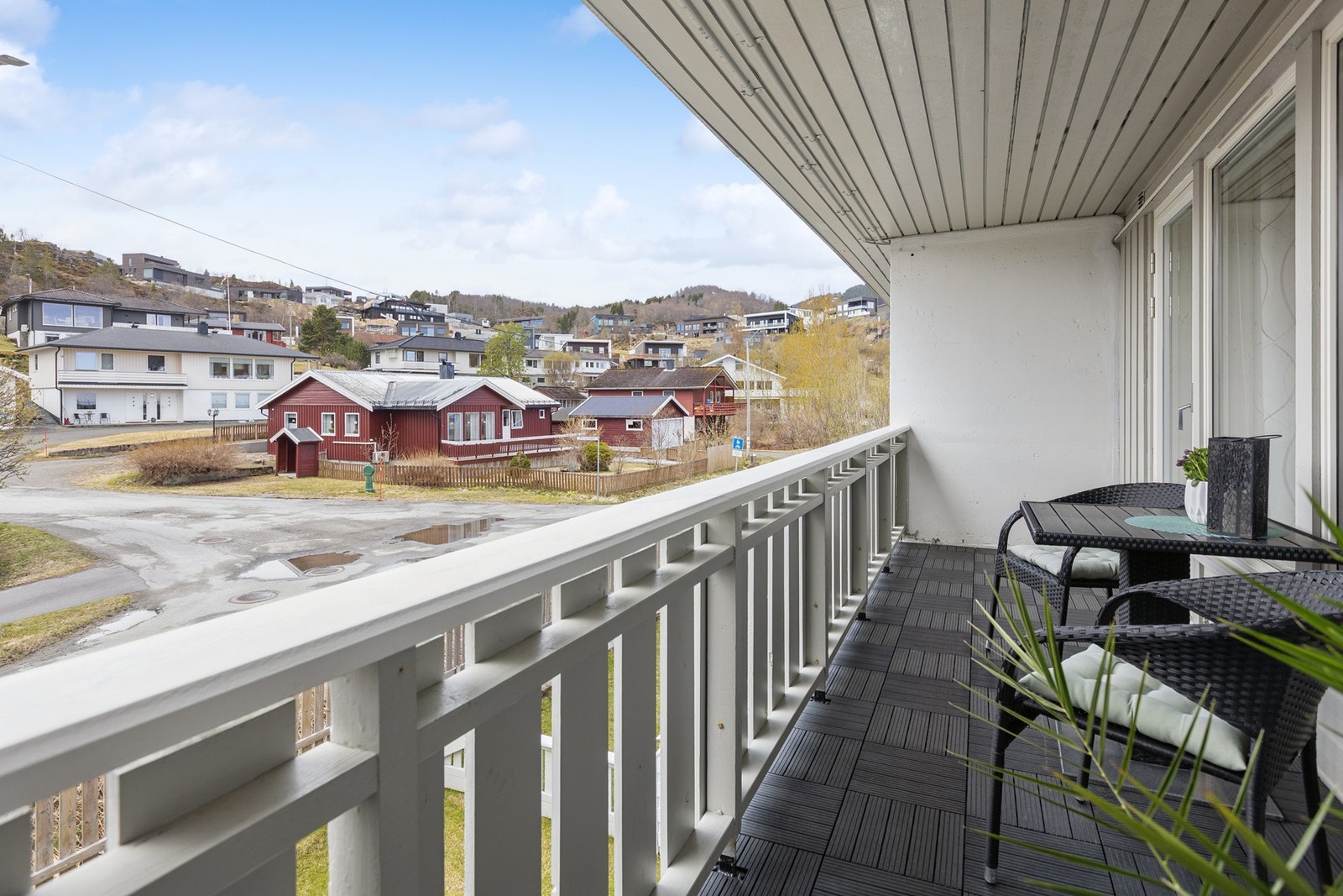 Fra balkongen i andre etasje har man utsikt over nærområdet Galleribilde