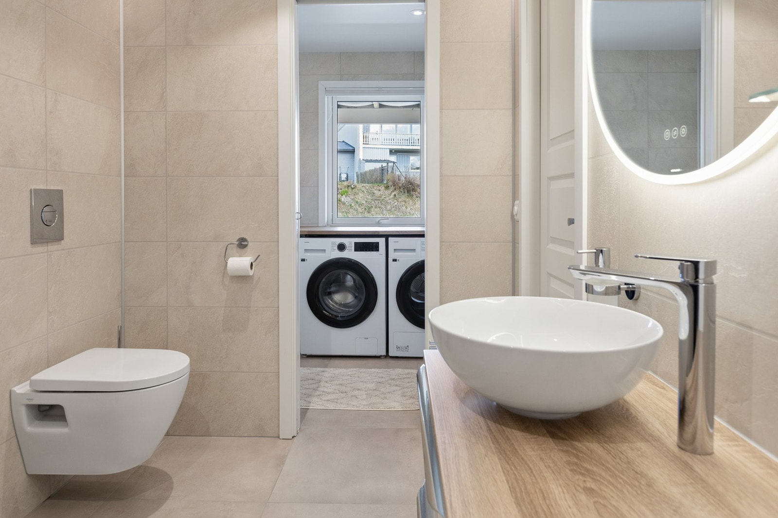 Fra badet er det direkte inngang til et separat vaskerom Galleribilde