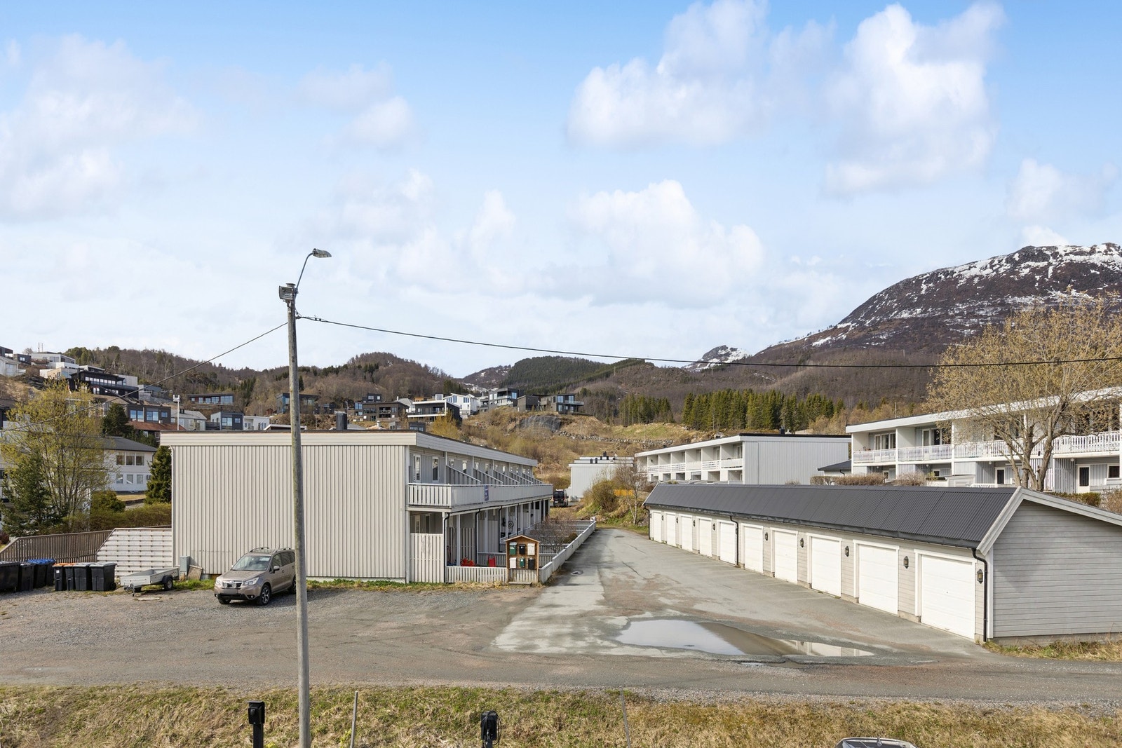 Oversikt over det rolige og etablerte boligfeltet med parkeringsplass (først til mølla) Galleribilde