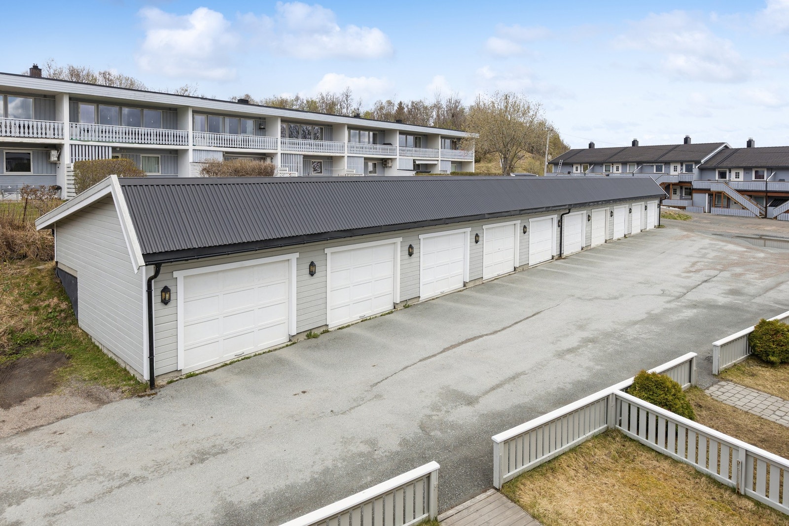 Det medfølger egen plass i felles garasjerekke Galleribilde