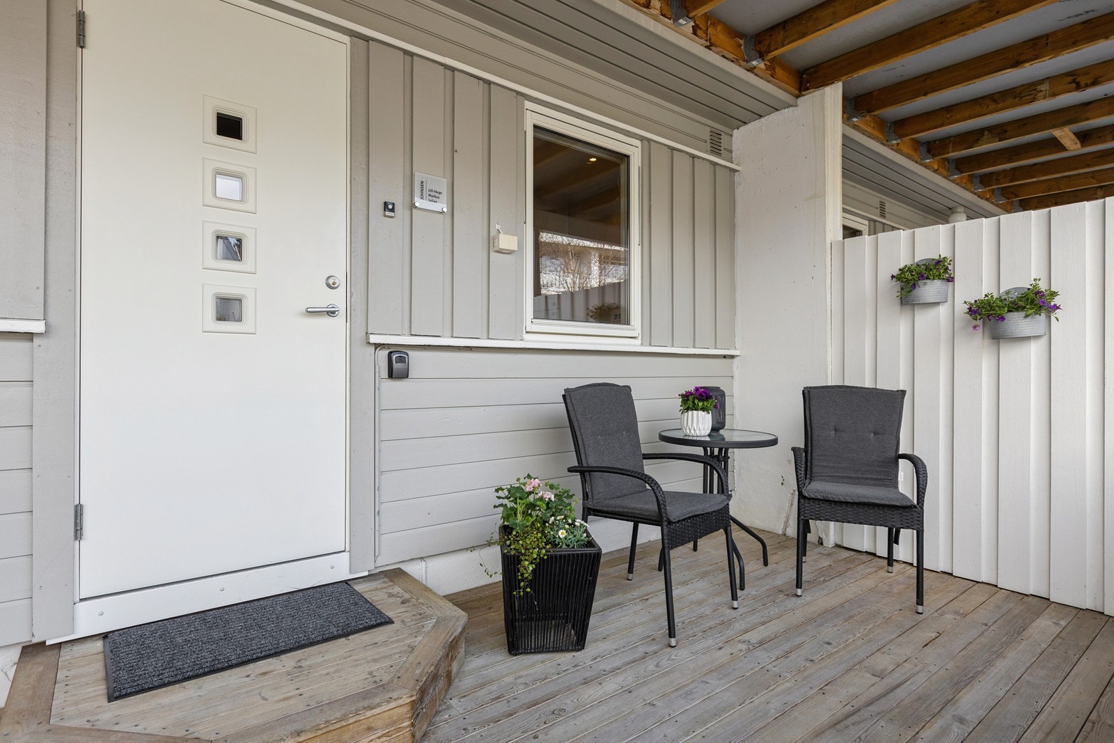 Overbygget inngangsparti med en hyggelig, liten uteplass ved inngangsdøren - Velkommen til påmeldingsvisning! Galleribilde