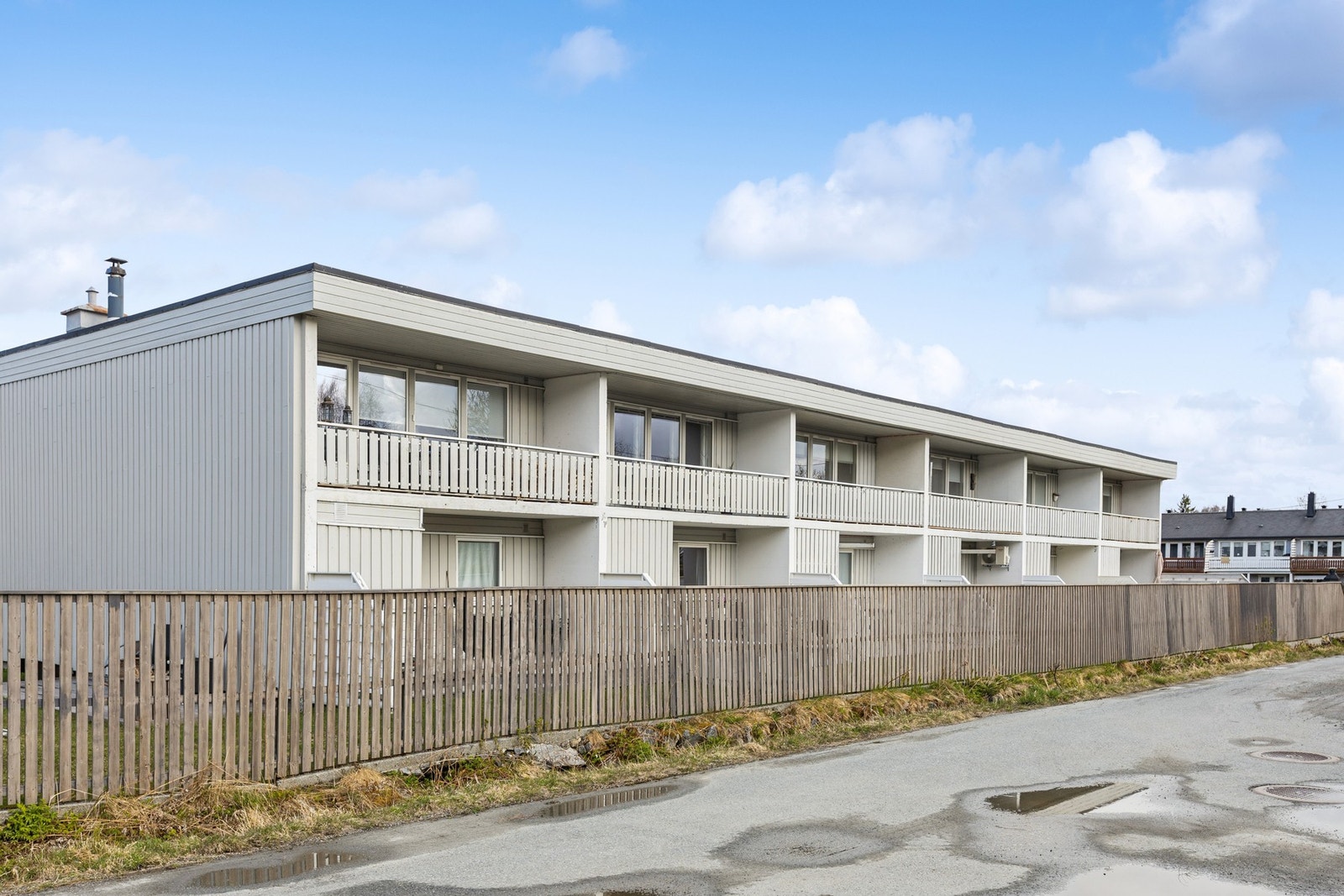Boligen har en familievennlig beliggenhet i et etablert og rolig boligområde i Ruggevika Galleribilde