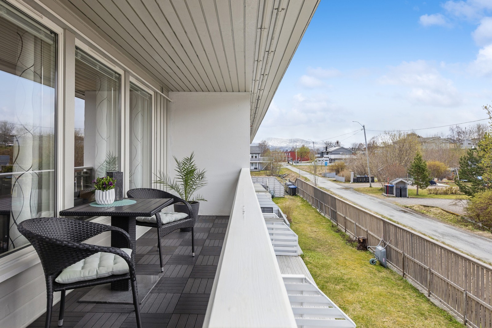 Balkongen har god plass til en sittegruppe Galleribilde