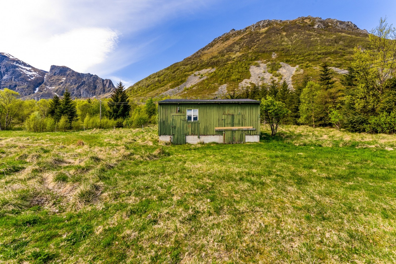 På tomten står et separat uthus for ekstra lagring. Galleribilde