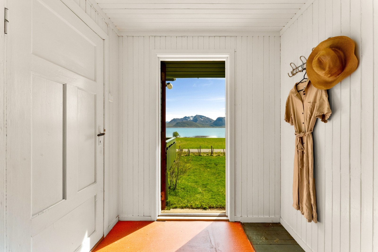 Velkommen inn! Utsikten møter deg allerede i inngangsdøren. Galleribilde
