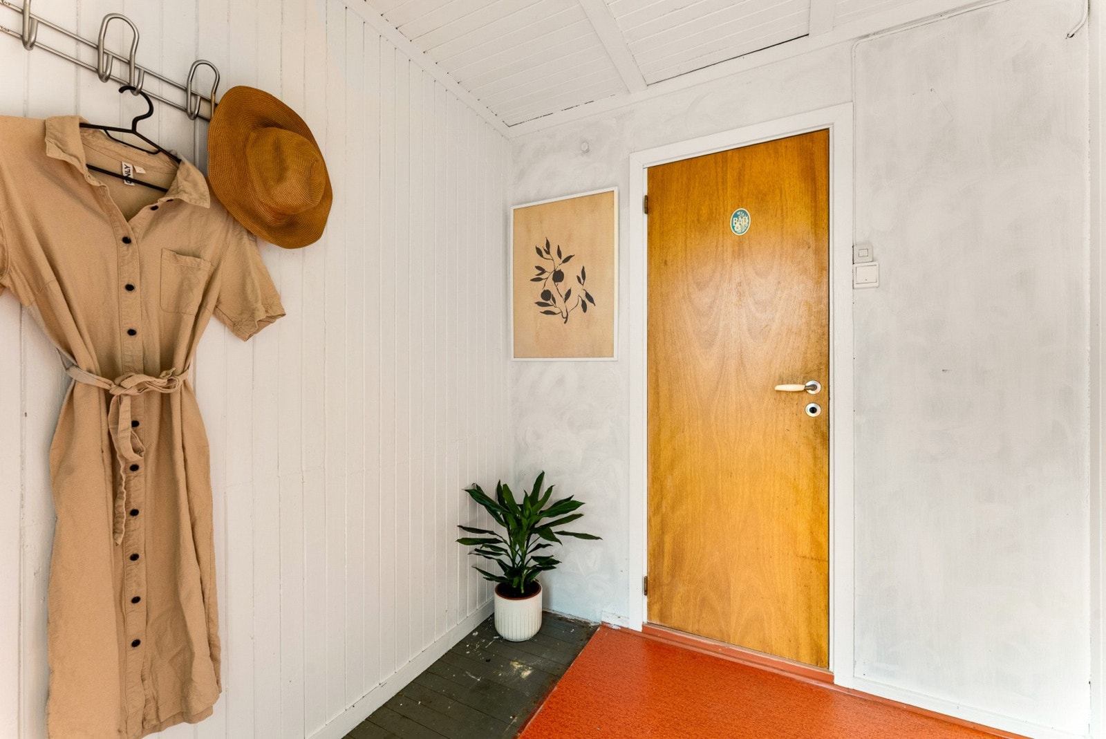 Entré med plass til å henge fra seg yttertøy. Galleribilde