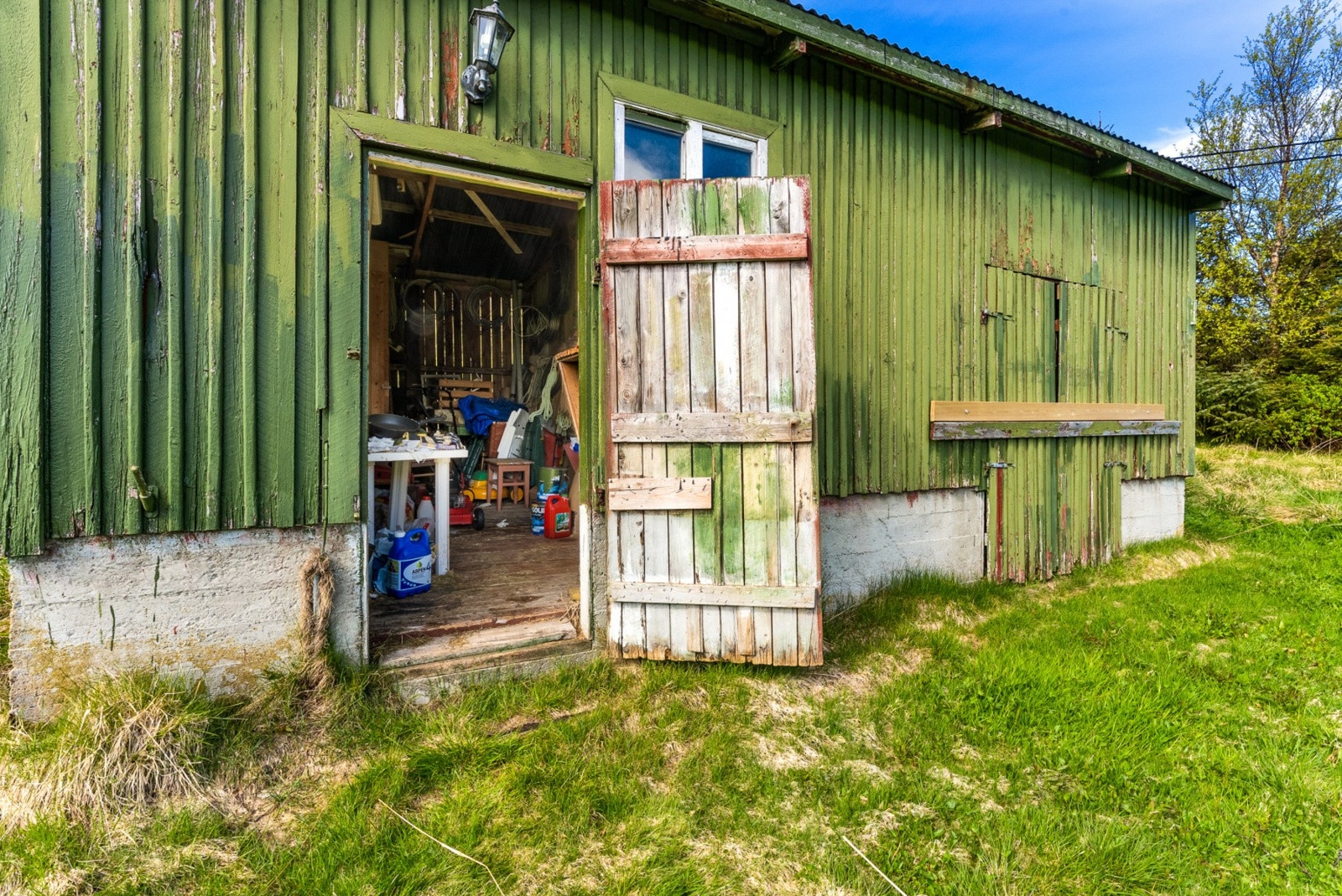 Uthuset gir plass til redskaper, hobby eller verksted. Galleribilde