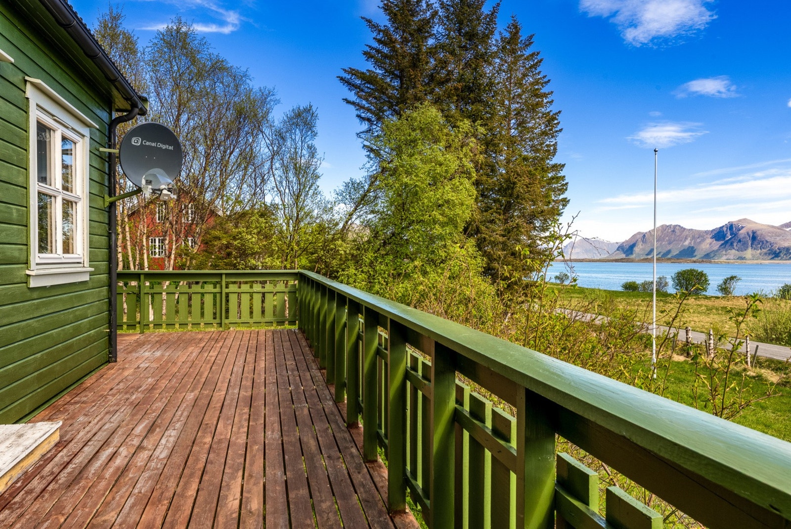 Balkongen strekker seg langs deler av hyttas langside. Galleribilde