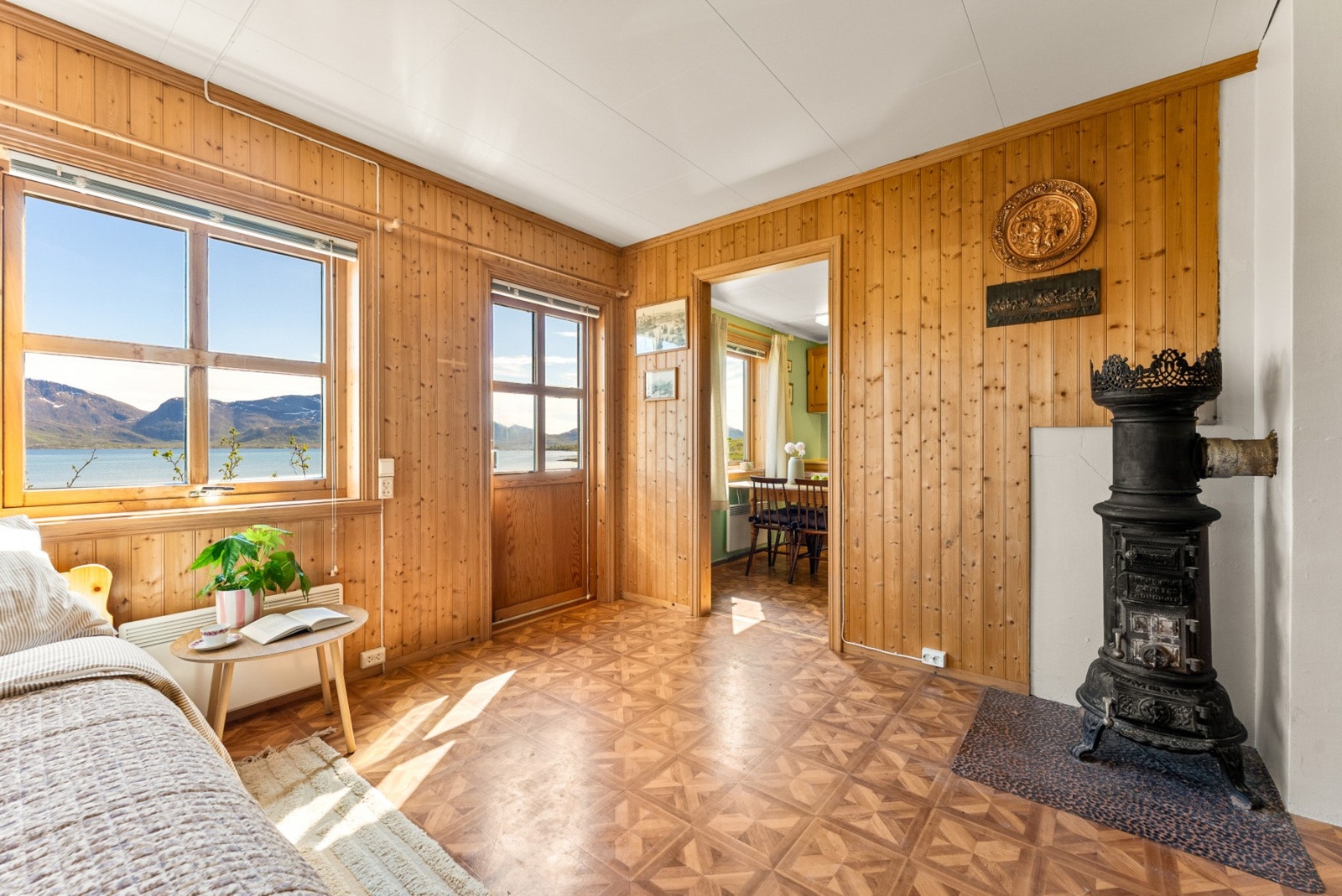 Stuen har en åpen og luftig følelse. Galleribilde